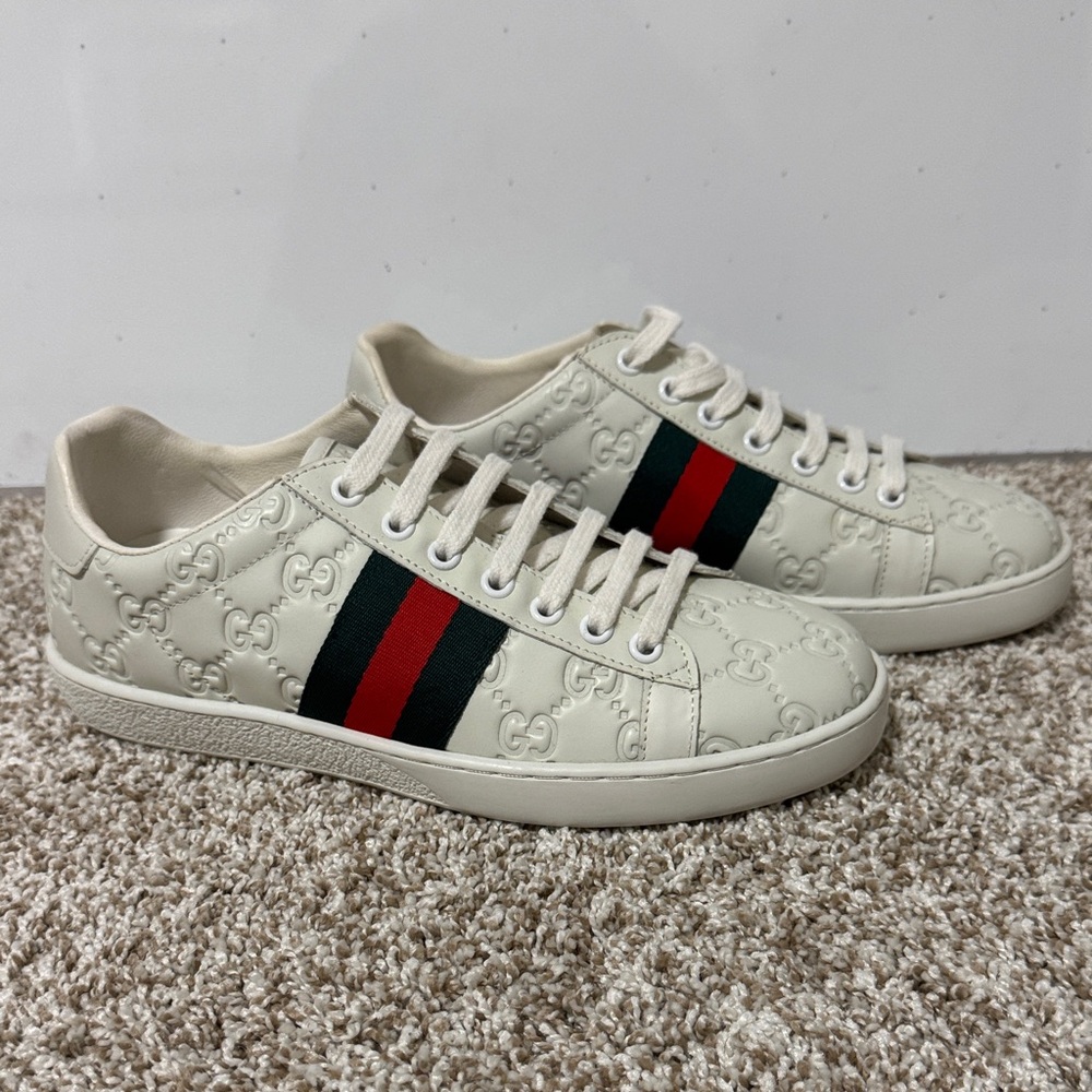 Gucci Woman’s Off-White Sneakers with Iconic Stripe